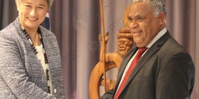 Menlu Australia Penny Wong dengan PM Vanuatu Jotham Napat