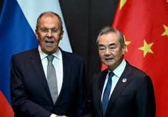 Menlu Wang Yi bersama mitra Sergei Lavrov