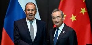 Menlu Wang Yi bersama mitra Sergei Lavrov