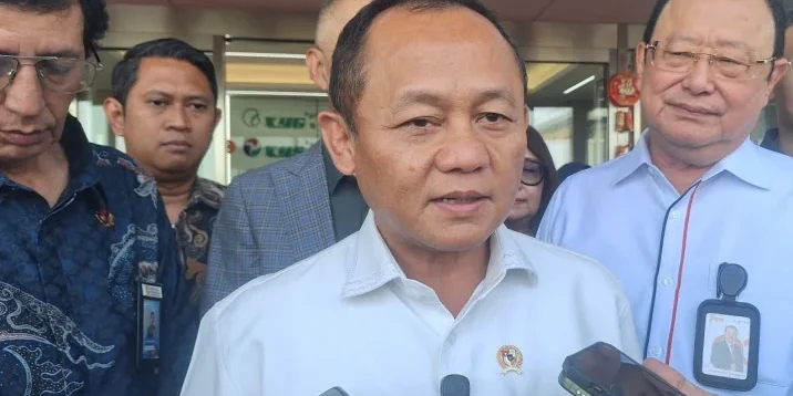 Menteri Perindustrian (Menperin) Muhammad Sarmuji saat memberikan keterangan di sela-sela kunjungan kerja di Kawasan Ekonomi Khusus (KEK) Java Integrated Industrial and Ports Estate (JIIPE) Gresik, Jumat (16/10/2026).

