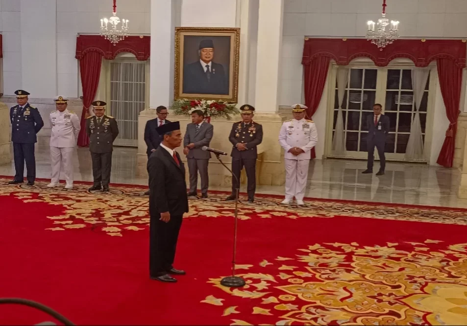 Presiden Joko Widodo (Jokowi) resmi melantik Menteri Pertanian (Mentan) Andi Amran Sulaiman dan sejumlah pejabat negara lainnya di Istana Negara hari ini, Rabu (25/10/2023)

