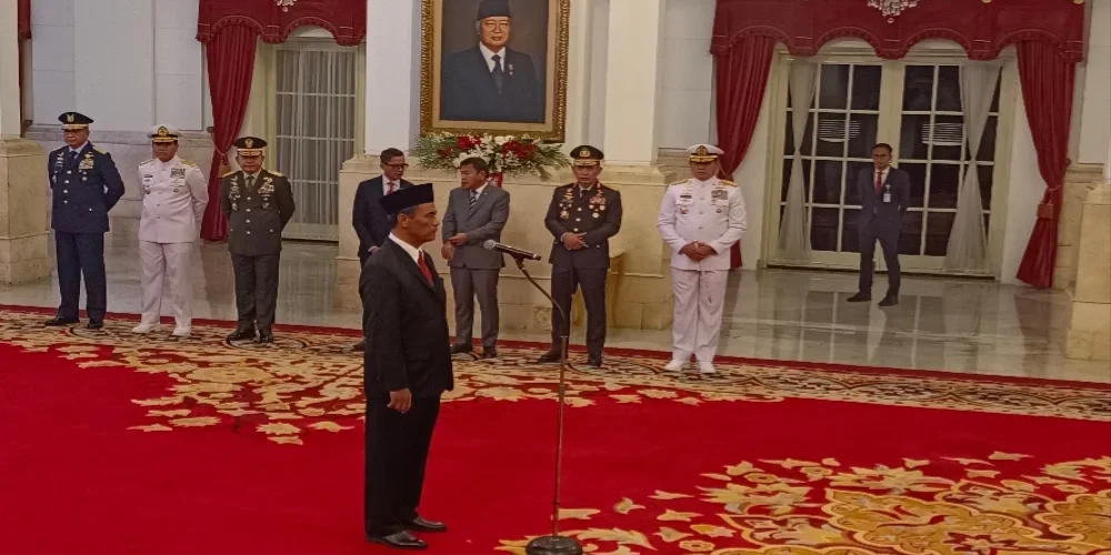 Presiden Joko Widodo (Jokowi) resmi melantik Menteri Pertanian (Mentan) Andi Amran Sulaiman dan sejumlah pejabat negara lainnya di Istana Negara hari ini, Rabu (25/10/2023)

