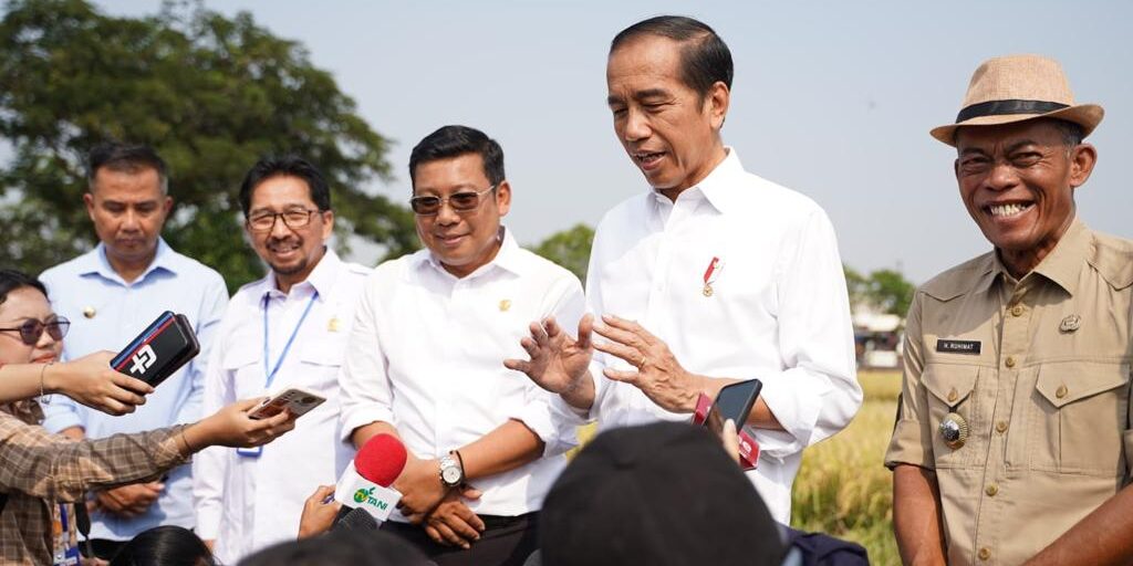 Presiden Joko Widodo didampingi Plt Menteri Pertanian Arief Prasetyo Adi memberikan padi kepada petani saat panen di area persawahan Kelompok Tani Mukti Tani IV, Desa Ciasem Girang, Ciasem, Subang, Jawa Barat, Minggu (8/10/2023).