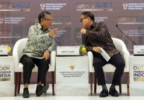 Menteri ESDM Arifin Tasrif (kiri) dan Wakil Menteri BUMN Kartika Wirjoatmodjo berbincang di sela-sela acara Seminar Nasional Outlook Perekonomian Indonesia di Jakarta, Jumat (22/12/2023).

