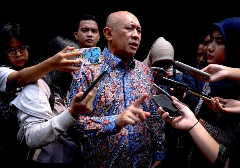 Menteri Koperasi dan UKM Teten Masduki saat di wawancarai wartawan di Jakarta.