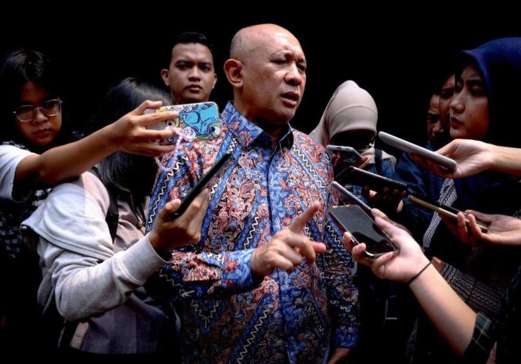 Menteri Koperasi dan UKM Teten Masduki saat di wawancarai wartawan di Jakarta.