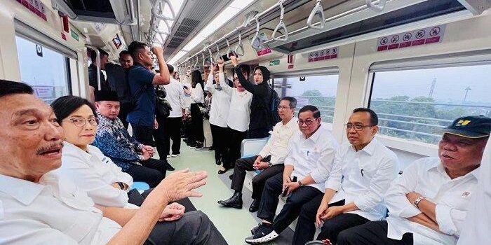 Sejumlah meteri Jokowi menjajal Light Rail Transite atau Lintas Raya Terpadu (LRT) Jabodebek, Senin, (28/8/2023). 


