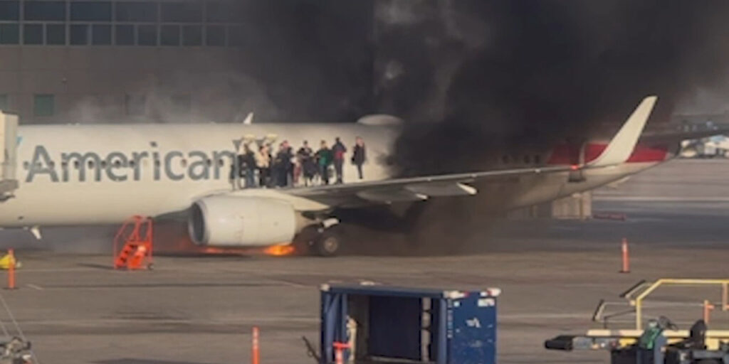 Mesin Jet American Airlines terbakar