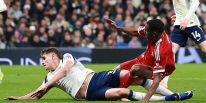 Micky van de Ven tekel Alexander Isak