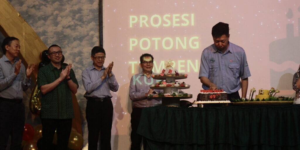 Prosesi potong tumpeng

