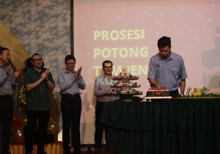 Prosesi potong tumpeng

