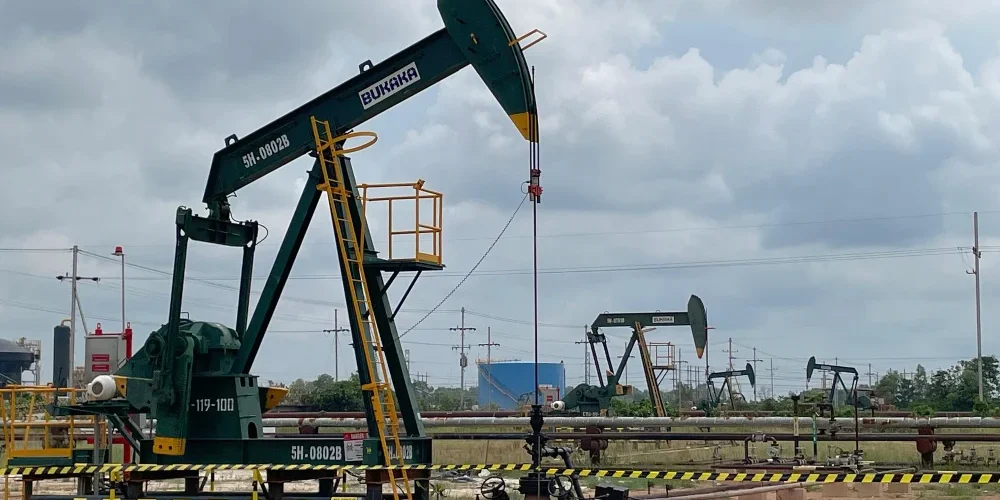 Pompa angguk atau pump unit produksi PT Bukaka Teknik Utama Tbk. (BUKK) yang beroperasi di Lapangan Duri PT Pertamina Hulu Rokan, Bengkalis, Riau pada Selasa (9/7/2024)

