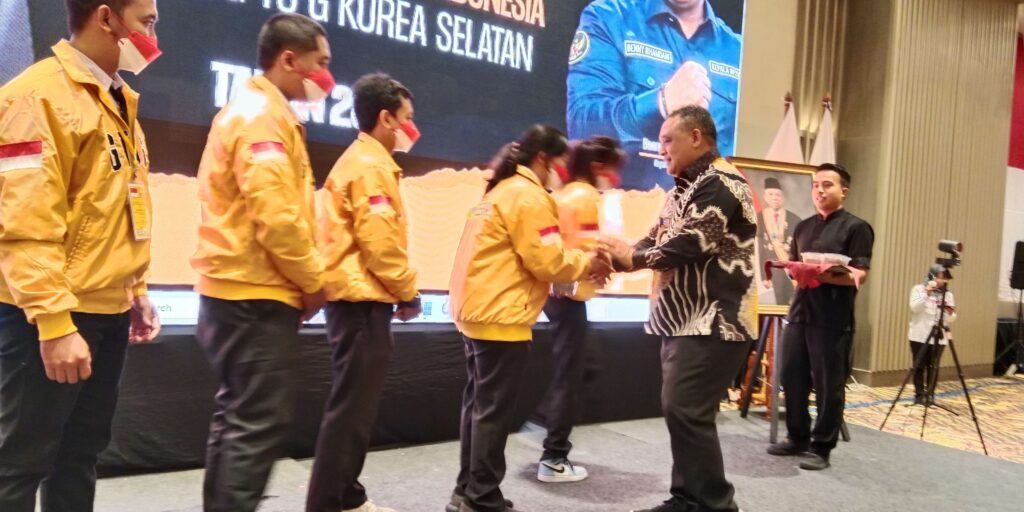 Kepala BP2MI, Benny Rhamdani, melepas pekerja migran Indonesia yang akan berangkat ke Korea Selatan.