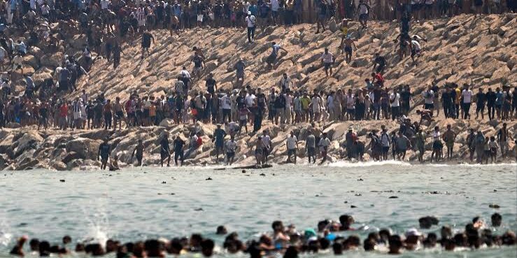  Migran Maroko berusaha melewati perbatasan di Ceuta-Spanyol.