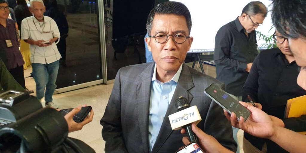 Ketua Komisi XI DPR RI, Mukhamad Misbakhun saat diwawancarai wartawan di Kompleks Parlemen, Senayan, Jakarta, Kamis (18/9/2025)