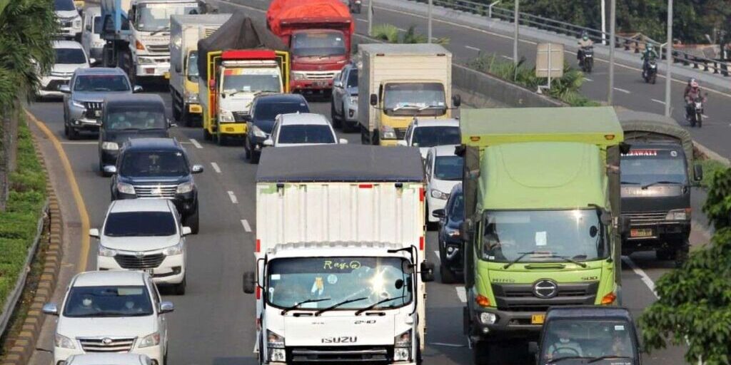 Sejumlah kendaraan melintas di ruas tol Jakarta 