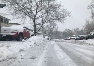 Mobil dan Jalan Raya diselimuti salju