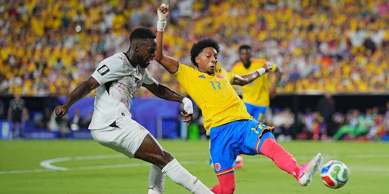 Moment perebutan bola pemain Ghana dengan Kolumbia