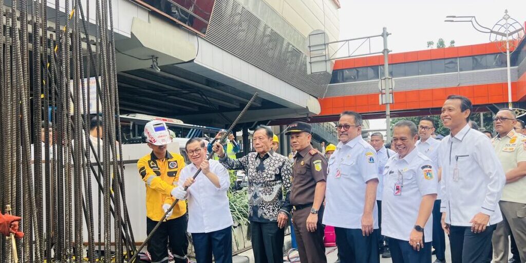 Gubernur DKI Jakarta Pramono Anung menyaksikan langsung pembongkaran tiang monorel mangkrak di Jalan HR Rasuna Said, Jakarta Selatan, Rabu (14/1/2026).

