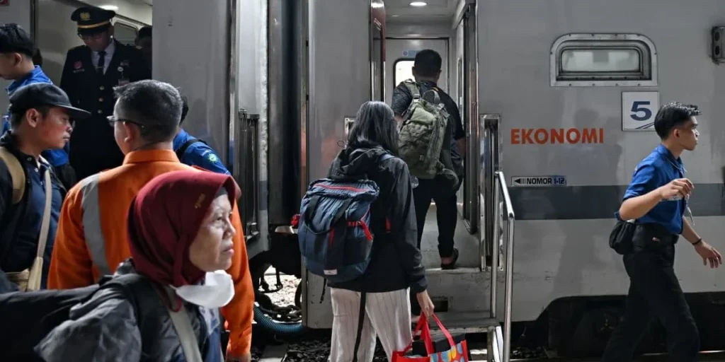 Mobilitas masyarakat mulai meningkat menjelang libur akhir tahun. Berbagai stimulus di sektor transportasi diharapkan dapat mendorong perjalanan masyarakat sekaligus menggerakkan aktivitas ekonomi di berbagai daerah.

