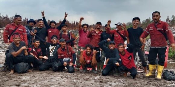 Tim Reaksi Cepat regu pemadam kebakaran PT Arara Abadi berfoto bersama (Foto: dok APP)

