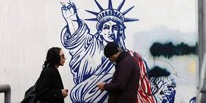 Mural Patung Liberty dengan lengan bawa obor patah di dinding luar bekas kedubes AS di Teheran