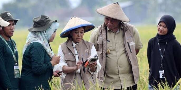 Menteri Komunikasi dan Digital (Menkomdigi), Meutya Hafid (tengah) saat meninjau hasil produksi pertanian dengan pemanfaatan IoT dalam program Tani Digital di Kabupaten, Sragen, Rabu (5/11/2025). (Foto: Dok Humas Kemkomdigi).