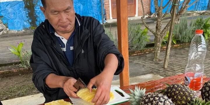 Nanas sedang dikupas untuk dikonsumsi. (Foto: Fadmin Malau)

