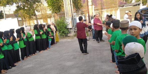 Dirut Serayu Makmur Kayuindo, Hasan Tjoa dan rombongan disambut meriah di panti asuhan Ade Irma Suryani Nasution. (Foto: Fadmin Malau)