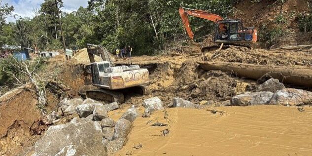Membuka akses jalan di Tapanuli akibat banjir bandang dan longsor