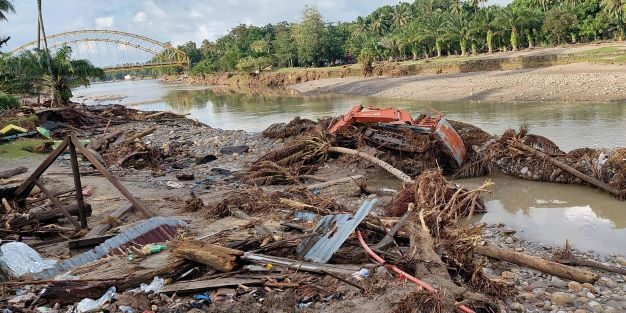 Banjir bandang di Kecamatan Barus, Kabupaten Tapanuli Tengah Provinsi Sumatera Utara meluluhlantakkan Aek Sirahar. (Foto: mama andam)


