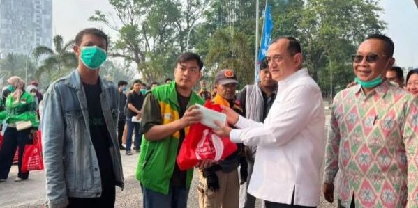 Asosiasi Pengusaha Hutan Indonesia Komda Sumsel bersama Pemerintah Provinsi Sumatera Selatan dan Mitra APP Group membagikan masker kepada masyarakat Kota Palembang. (Foto: dok APHI)