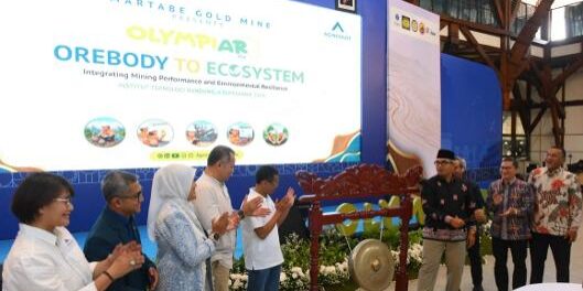 Wali Kota Bandung, Muhammad Farhan (empat dari kanan), memukul gong menandai pembukaan resmi OlympiAR 2026, didampingi Director Operations PT Agincourt Resources, Rahmat Lubis (lima dari kiri), dan para tamu undangan di Institut Teknologi Bandung (ITB), Jumat (4/9/2026). (Foto: dok PTAR)