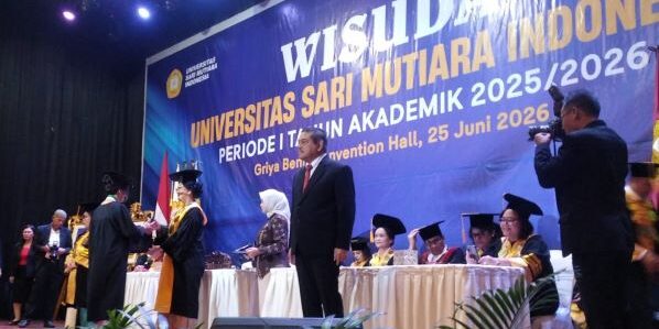 Rektor USM-Indonesia Prof. Dr. Ivan Elisabeth Purba, SH, M.Kes mewisuda para lulusan pada Kamis 25 Juni 2026 di Griya Benn Convention Hall Medan. (Foto: Fadmin Malau)