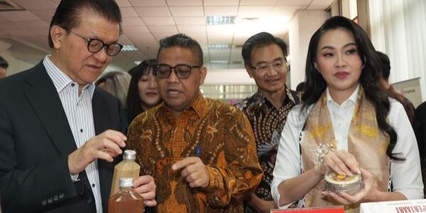 Sinar Mas Board Member, Franky Oesman Widjaja (paling kiri) bersama CEO Asset Management Sinar Mas Land, Teky Mailoa (ketiga dari kiri) dan Gubernur Maluku Utara, Sherly Tjoanda berada di anjungan UMKM besutan Sinar Mas Land. (Foto: Noveradika Priananta)