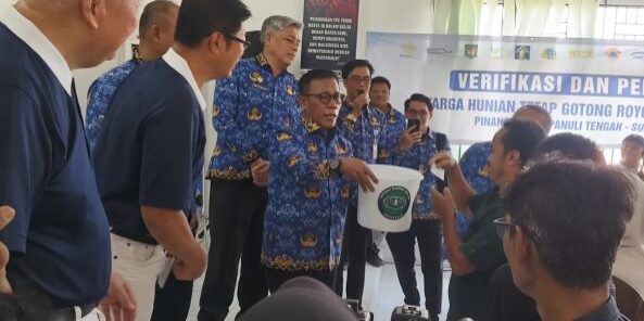 Bupati Tapteng, Masinton Pasaribu didampingi Mujianto melakukan undian untuk calon penghuni huntap Pinangsori