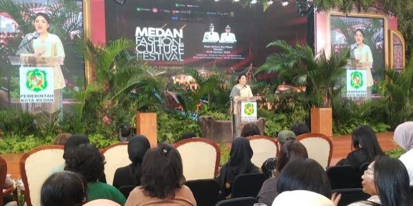 Ketua Dekranasda Kota Medan, Ny. Airin Rico Waas pada puncak acara MFCF 2026 pada Sabtu (17/10/2026) petang di Atrium Sun Plaza menegaskan ulos kekayaan budaya nusantara. (Foto: Fadmin Malau)