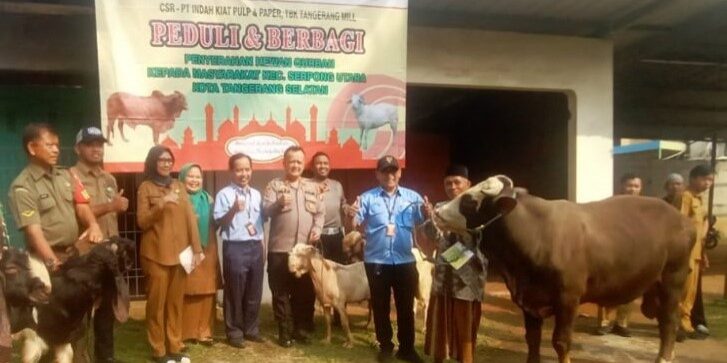Indah Kiat Tangerang Bagikan Puluhan Hewan Kurban