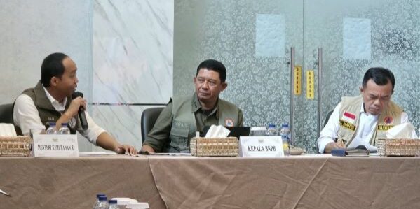 Menteri Kehutanan Raja Juli Antoni (kiri) menekankan pentingnya menjaga kesiapsiagaan dan keterlibatan seluruh pihak menghadapi karhutla
