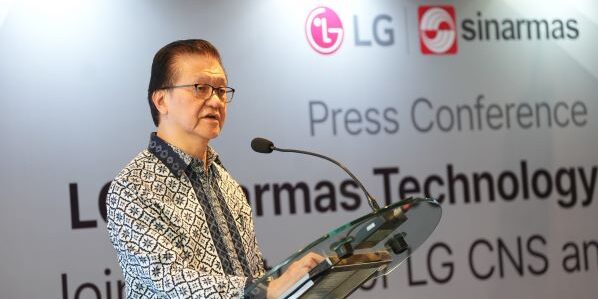 Seremoni topping off dalam pembangunan SMX01

