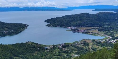 Sipinsur memesona pengunjung bebas memandang indahnya Danau Toba di kawasan Danau Toba Muara. (Foto: Fadmin Malau)


