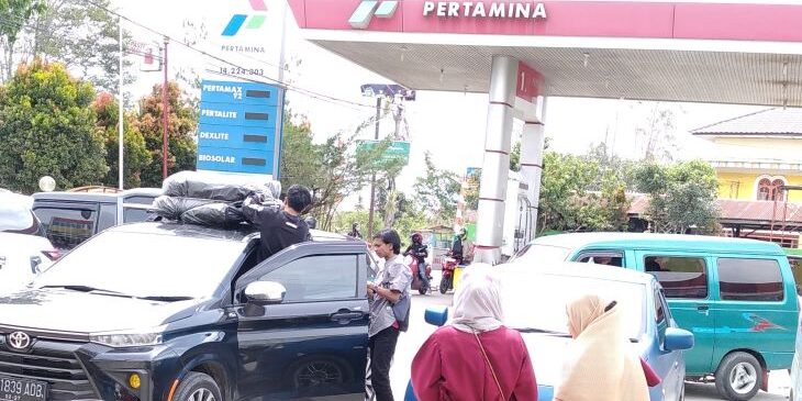 Stasiun Pengisian Bahan Bakar Umum di jalan lintas Sumatera Kecamatan Porsea Kabupaten Toba, Sumatera Utara (Foto: Fadmin Malau)
