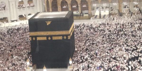 Umroh ketika Tawaf berputar mengelilingi Ka’bah menjadikan Allah sebagai pusat kehidupan. (Foto: Fadmin Malau)