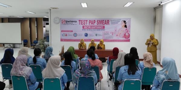 Kegiatan sosialisasi kesehatan dan pemeriksaan dini Pap Smear ditujukan khusus bagi karyawan perempuan. (Foto: Humas Tjiwi Kimia)