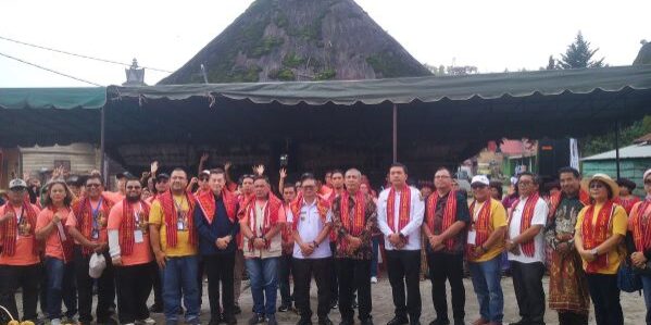 Wakil Bupati Karo Komando Tarigan, berfoto bersama dengan para tamu dan peserta acara JWB4 di Desa Dokan, Kecamatan Merek. (Foto: Fadmin Malau)