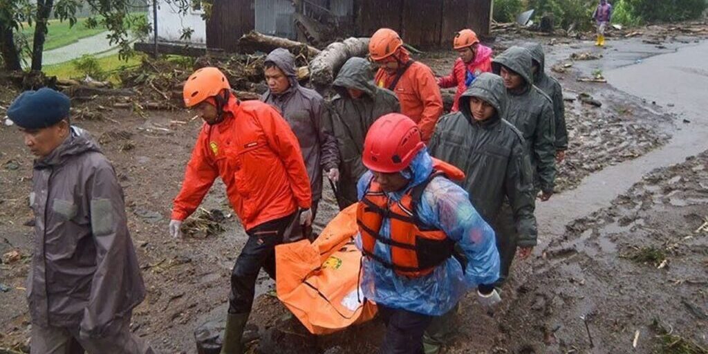 Tim SAR, petugas gabungan mengevakuasi jenazah korban banjir bandang dan longsor di Sumatera. (Foto: BNPB)