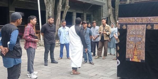 Jemaah calon umroh praktik lapangan dalam pelaksanaan ibadah umroh yang dipandu oleh ustaz Ariyanda Septian