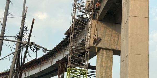 Penyambungan girder terakhir berhasil dilakukan di atas area Double-Double Track yang menjadi titik paling kritis dalam konstruksi. (Foto: Paulus Tamie)
