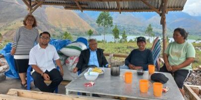 Penulis Dr. Wilmar Eliaser Simandjorang, Dipl.Ec., M.Si (tengah)