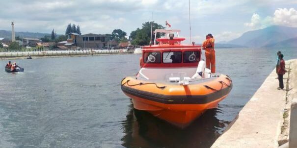 Tim gabungan Basarnas, TNI-Polri, BPBD dan tim penyelam melakukan pencarian

